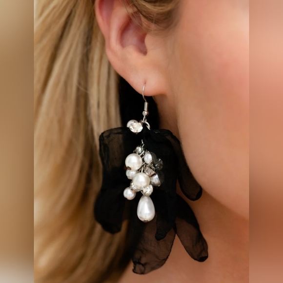 Cosmopolitan Charisma Black Earrings Vintage - Picture 3 of 4